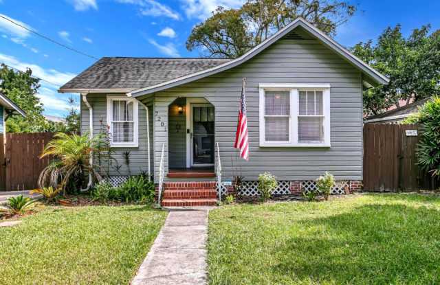 Furnished 2-Bedroom Corner Lot Home in Old Seminole Heights! photos photos