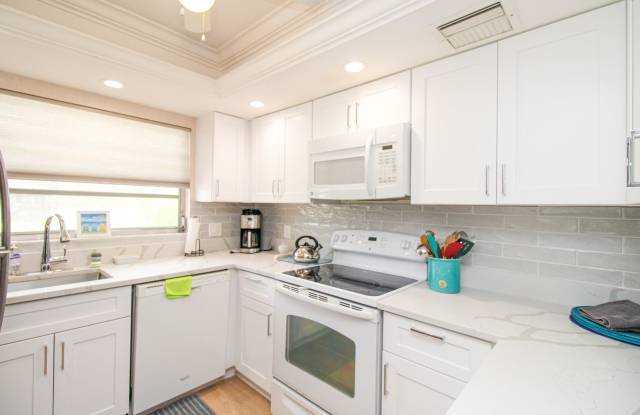 ***SEASONAL RENTAL***NORTH NAPLES***FULLY FURNISHED***TURN KEY***CLOSE TO EVERYTHING***GREAT LOCATION*** photos photos