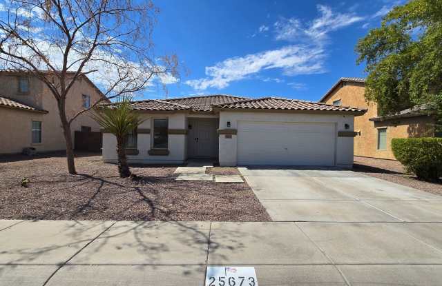 Lovely 4 bedroom 2 bath home +Den in Sunset Point Community Of Buckeye! Gallery 3