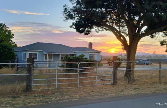 Beautiful Country Setting Close to Everything! photos photos