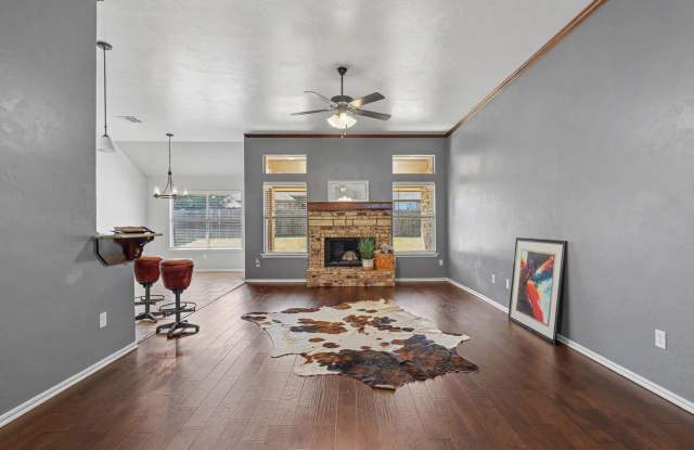 Great 4 Bed in Yukon with 3 Car Garage Gallery 4