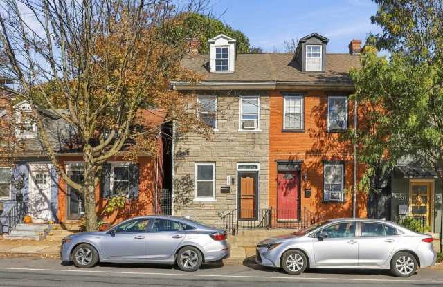 3 bed, 1 Bath in Chestnut Hill Neighborhood Available Now! Gallery 1