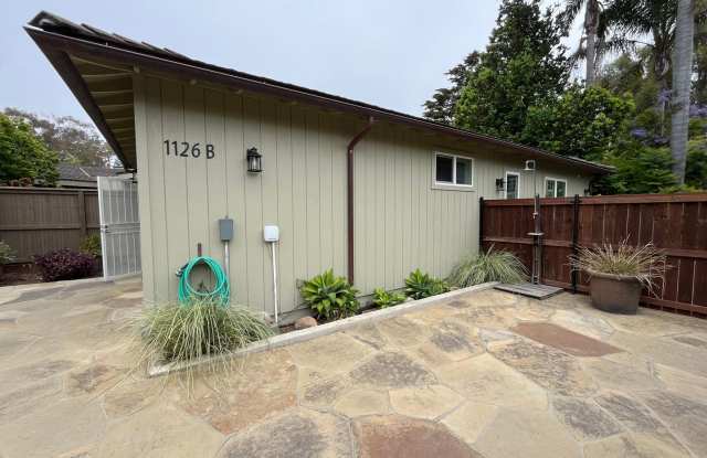 Beachy Montecito Cottage Gallery 1