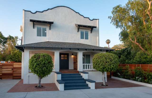 Spacious & Updated 2 Bedroom, 1 Bath Upstairs Apartment in the Heart of Echo Park Gallery 4