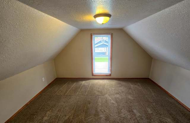 Charming 3-Bedroom Home with Garage in Moline, IL – Pet-Friendly! Gallery 2