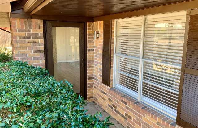 306 Pecan Street Gallery 4