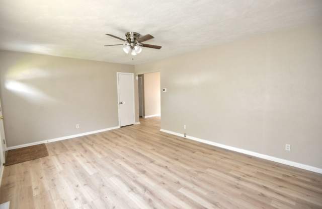 Brick Ranch in Princess Anne Plaza Gallery 4