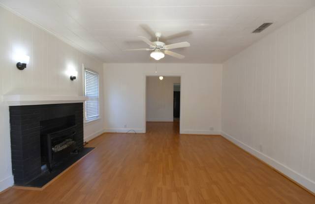 Charming 2 Bedroom House w/Fenced Yard! Gallery 4