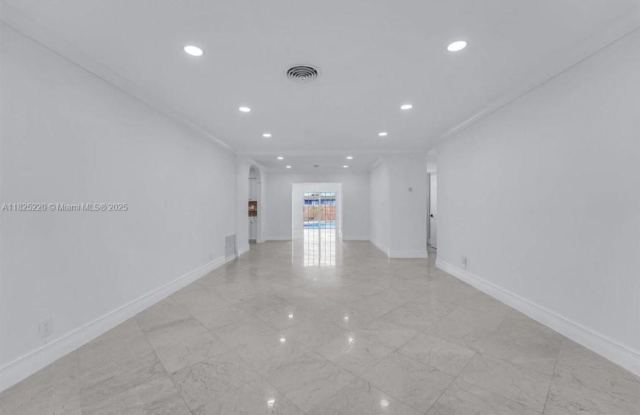 2005 N 36th Ave Gallery 2