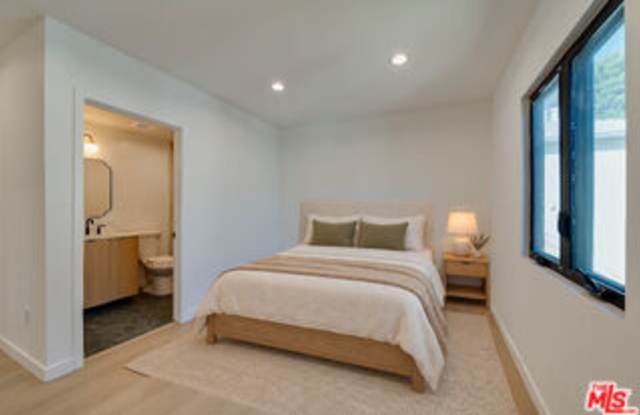 1223 Havenhurst Drive Gallery 2