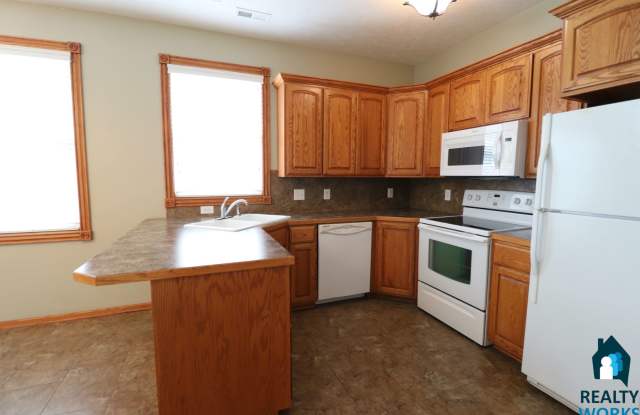 Large 3 Bedroom Townhome Gallery 3