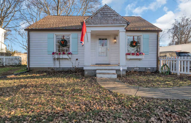 Available in March. Nashville 2 BED charming cottage for rent. Renovated with darling details and fenced backyard photos photos