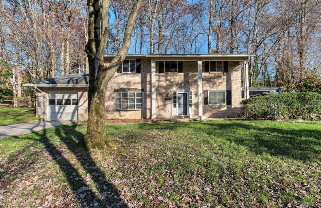 Beautiful 4 Bed 2.5 Bath Single Family In Much Sought After Kings Park West - 5207 Gainsborough Drive, Kings Park West, VA 22032