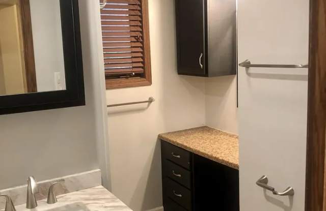 Great location in the heart of Bloomington!  5 Bedrooms Gallery 3