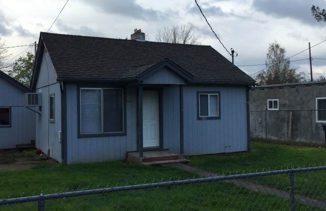 3BD 2BTH - FENCED YARD & WASHER DRYER HOOKUP - Grants Pass Gallery 1