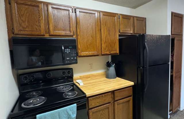 Owner Pays All Utilities Tenants pays JUST electricity! Bring in the NEW YEAR! Available January 2026 NW Valleyhigh 2 bedroom 1.5 bathroom Condo 2 assigned parking spots 1 in front of building and 1 garage. No smoking no cats or dogs allowed. photos photos