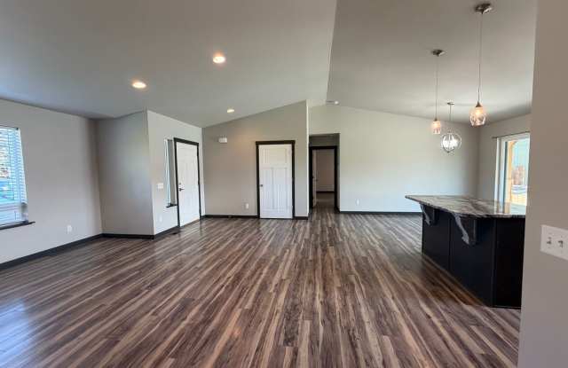 Now renting 3 bedroom House with additional pool house Gallery 3