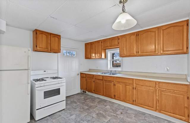 Bright 3 Bedroom, 1.5 Bath Home with Private Yard! Gallery 3