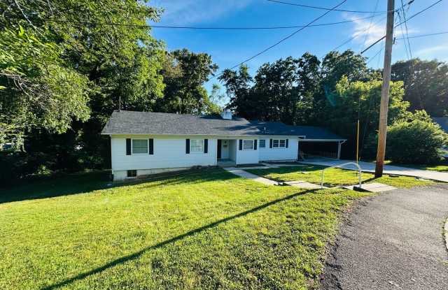 Sprawling Oak Ridge Ranch: Your Private Wooded Sanctuary Gallery 4
