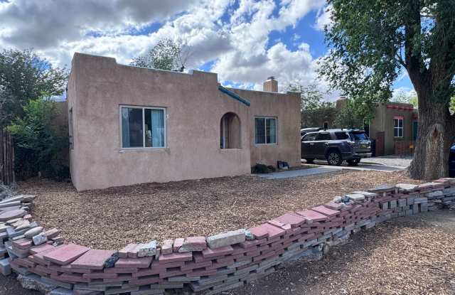 2 Bedroom, 1 Bathroom Home near Nob Hill/UNM/UNMH photos photos