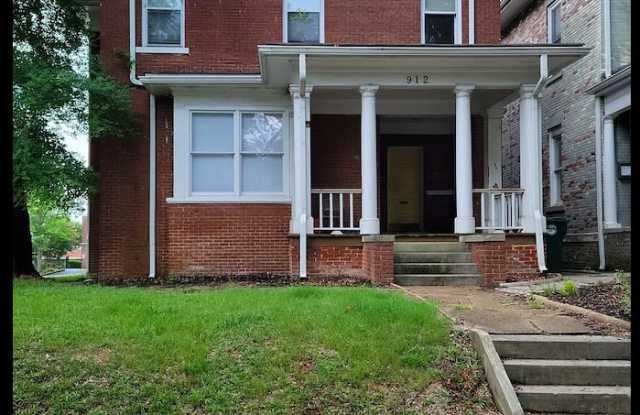 912 Oak Street - 3 photos photos