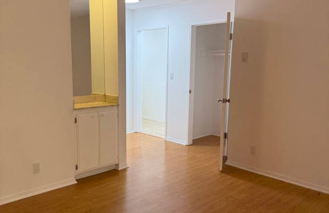 816 Westmount Drive LP Gallery 3