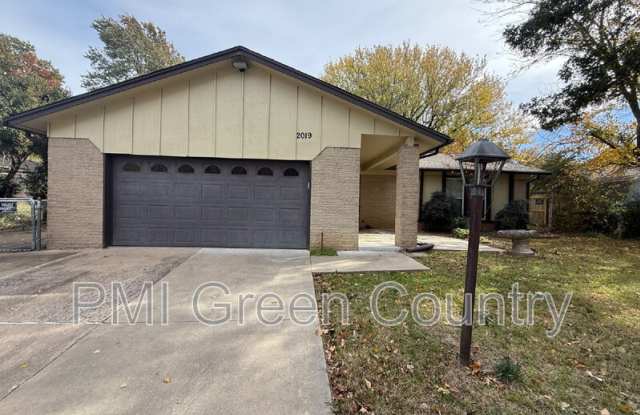 2019 S Gum Ave - 2019 South Gum Avenue, Broken Arrow, OK 74012