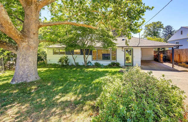Three bedroom house with large gardens & living space | Available Now Gallery 1