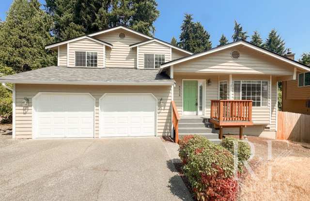 Dramatic Vaulted Ceilings, Renovated Interior & Expansive Silverdale Yard Gallery 1