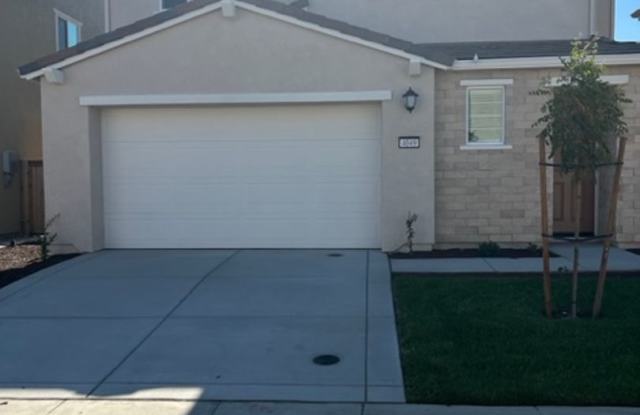Newer Solar Home Walking Distance to Campus Oaks Shopping Center Gallery 1