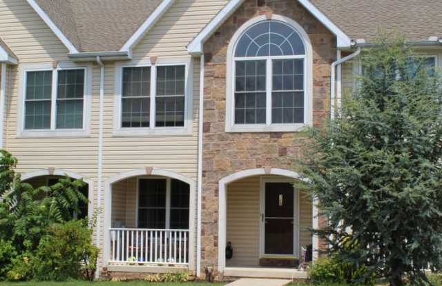 325 Grandview Ave Townhouse - 325 Grandview Avenue, Waynesboro, PA 17268 325 Grandview Ave Townhouse - 325 Grandview Avenue, Waynesboro, PA 17268