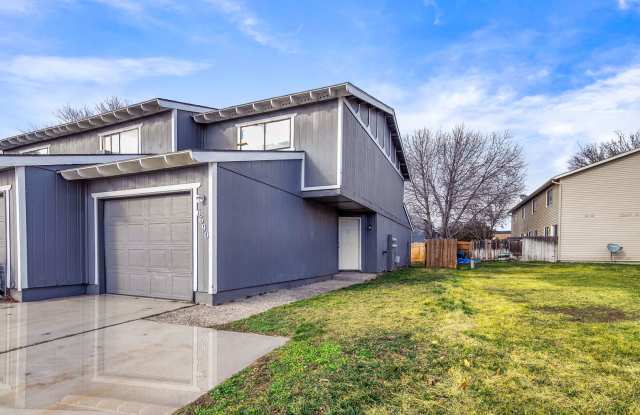 2bed, 1.5 bath Duplex with Garage & Fenced Yard! Gallery 2