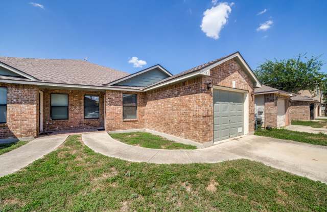 3-BEDROOM DUPLEX IN DOVE MEADOW Gallery 1