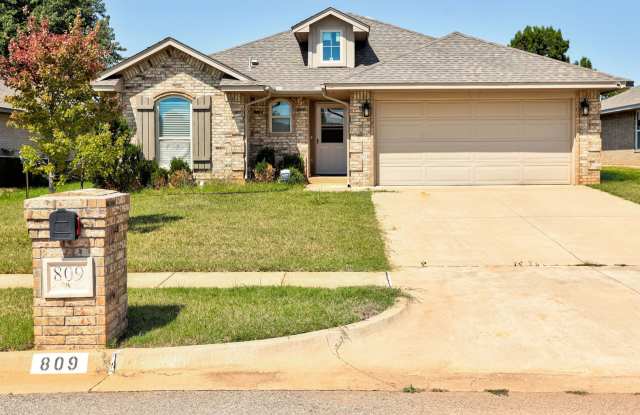 A Charming 3BD/2BTH Retreat with Modern Elegance in Norman photos photos