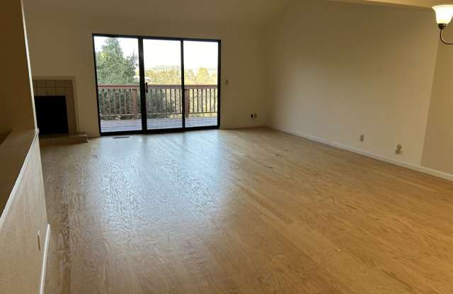 Lovely 3 bedroom, 2.5 Bath Townhome in Quiet Complex Gallery 3