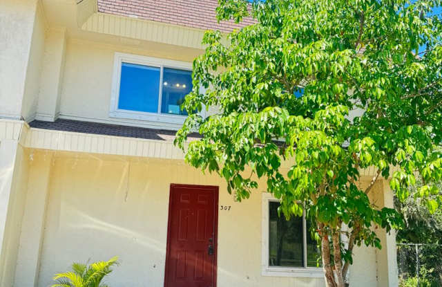 Annual Unfurnished 3-bedroom 2.5-bathroom townhouse near Downtown Sarasota - 307 Amherst Avenue, Sarasota, FL 34232