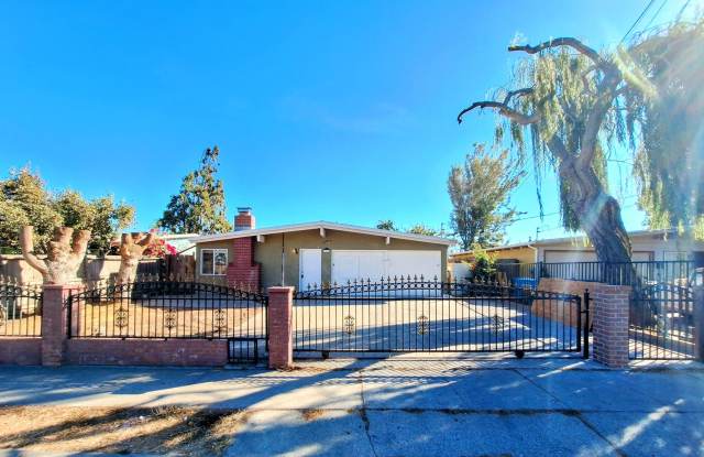 Remodeled Single Story House With Gated Yard & Lots of Storage Space! Gallery 1