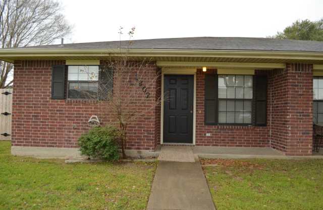 AUGUST 2027 PRE-LEASE Spacious & Affordable 3 Bedroom 2 Bathroom Duplex ON BUS ROUTE Gallery 3