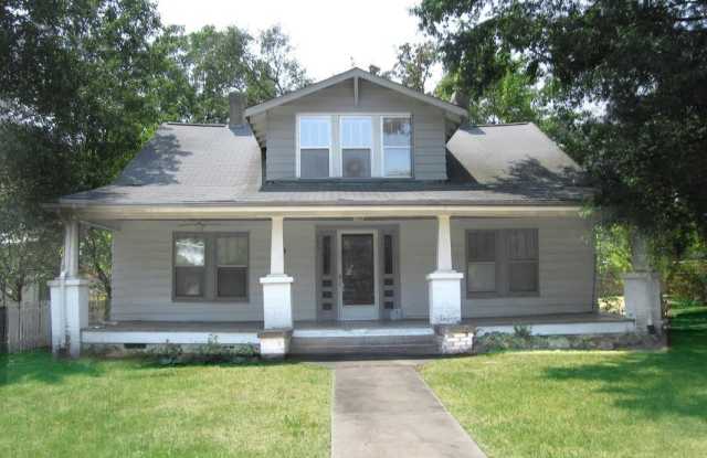 200 E Poplar Avenue - 200 East Poplar Avenue, Carrboro, NC 27510