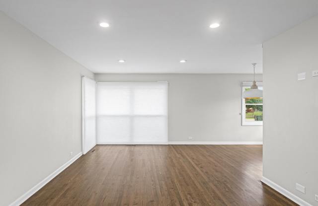 Updated 3 bed ranch in Glenview South / CCSD 34 school districts! Gallery 4