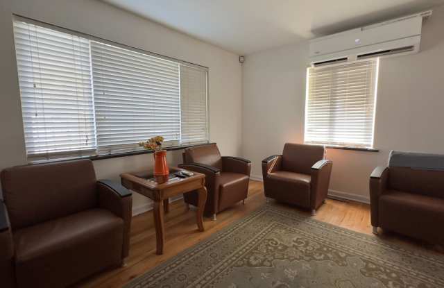 Charming 2BR House in Aurora Gallery 1