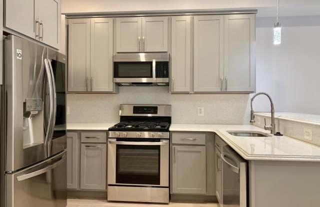 3212 8th St NE Unit A Gallery 2