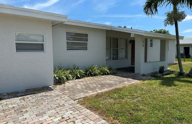 4 bed 2 bath plus a den, could be a 5th bed. - 505 Cortez Lane, Delray Beach, FL 33445