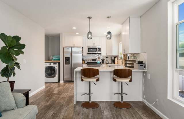 Fully furnished- North Mission 2 bed 2.5 baths - 6 houses from the beach. photos photos