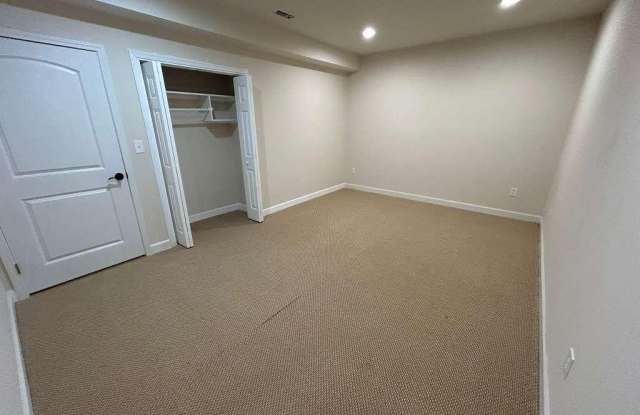 44377 STONE ROSES Circle Gallery 2