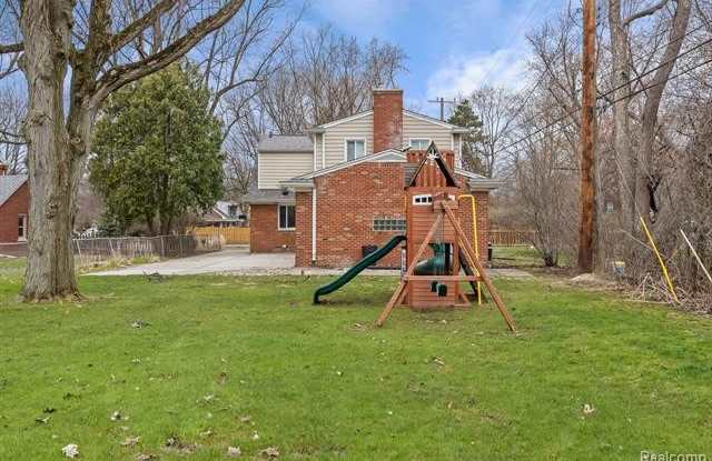 27252 BLOOMFIELD Drive Gallery 4