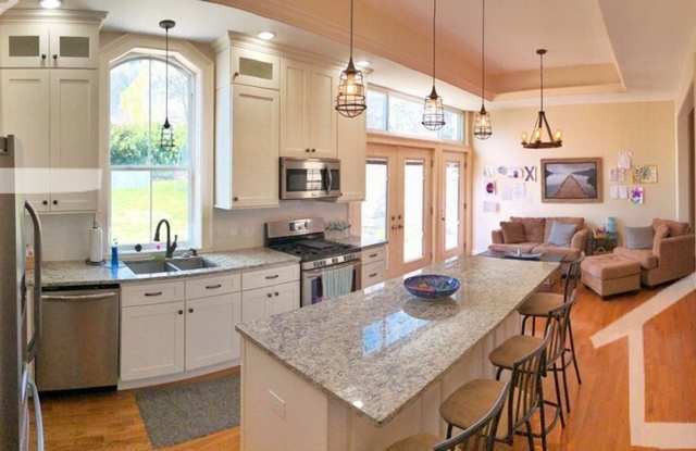 Huge 4+ bed unit with 2000+sf of space, private driveway and huge back yard! photos photos