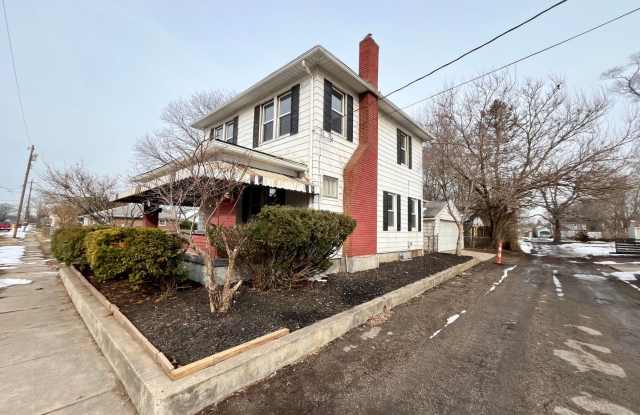 Fully Updated 3 Bedroom Home with 2 Car Garage - 2009 Grand Avenue, Middletown, OH 45044