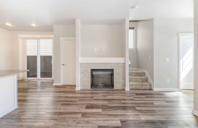 3 Bdrm, 2.5 Bath 1450 sq ft Townhouse (end unit), All Appliances, Air Conditioning, DOG/Cat OK, Dbl Garage! Gallery 4