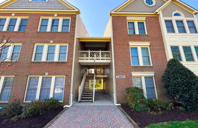 Upgraded 2 Bed 2 Bath Condo With Balcony  Sunroom In Vibrant Oxford House - Water Included - 12005 Ridge Knoll Drive, Fair Oaks, VA 22033